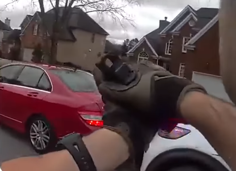 裸體偷車賊身上僅圍枱布 遭警追捕一絲不掛落網(有片)