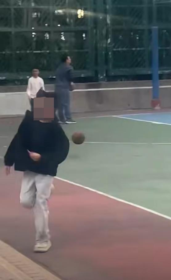 馬鞍山有少年持懷疑「電槍」玩樂。(fb「Billy Chan」影片截圖)