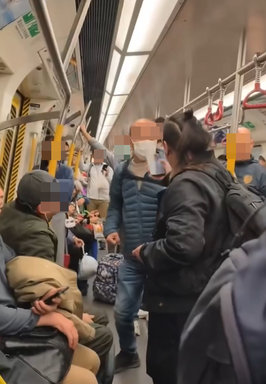 阿伯向馬尾女揮出直拳,「兜錘窩面」。(Threads)