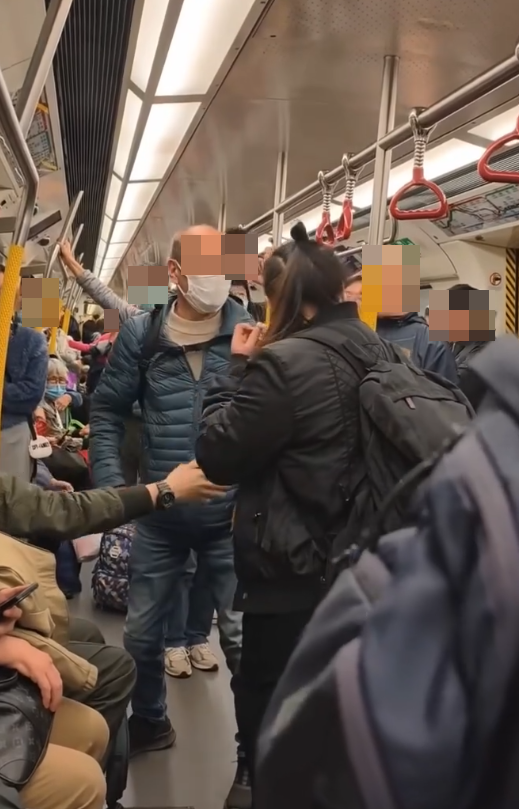 阿伯向馬尾女揮出直拳,「兜錘窩面」。(Threads)