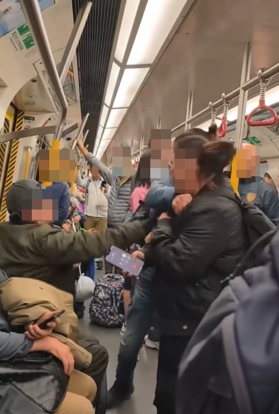 阿伯向馬尾女揮出直拳,「兜錘窩面」。(Threads)