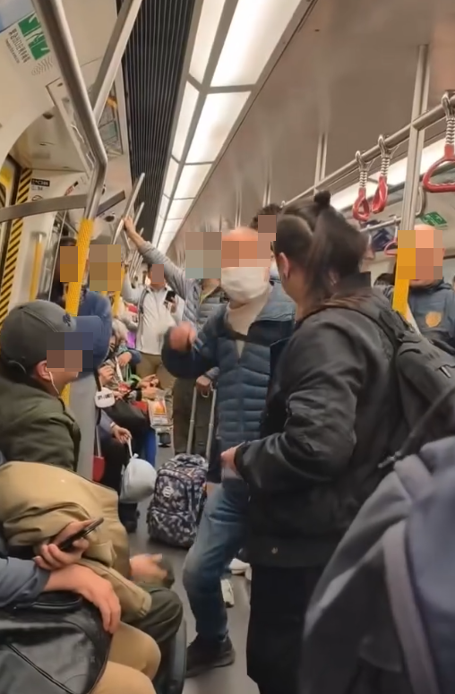 阿伯向馬尾女揮出直拳,「兜錘窩面」。(Threads)