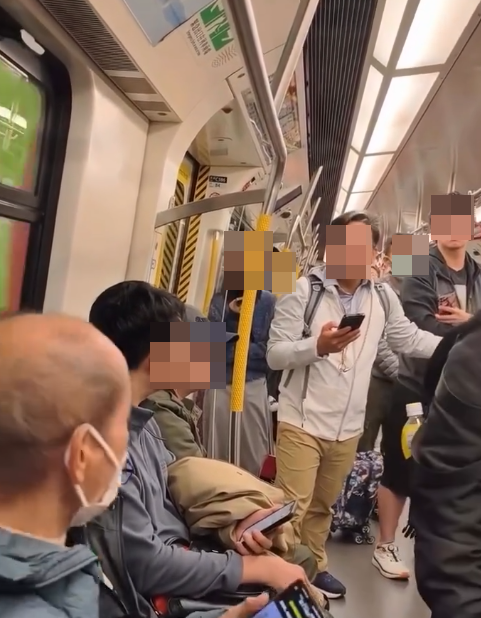 有男乘客不滿其所為,直斥「阿伯呢度咩地方,呢度係香港嚟㗎!」。(Threads)