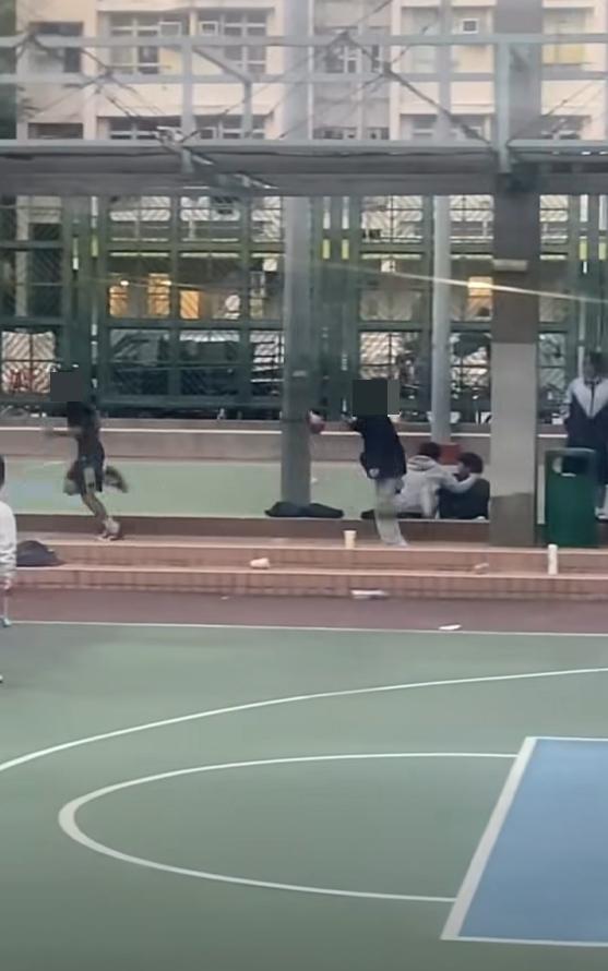 馬鞍山有少年持懷疑「電槍」玩樂。(fb「Billy Chan」影片截圖)