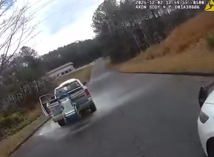 裸體偷車賊身上僅圍枱布 遭警追捕一絲不掛落網(有片)