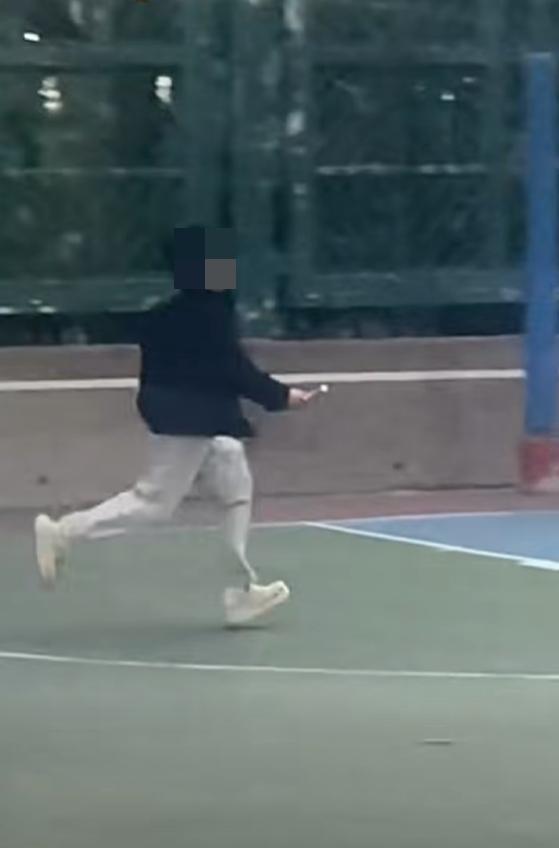 馬鞍山有少年持懷疑「電槍」玩樂。(fb「Billy Chan」影片截圖)