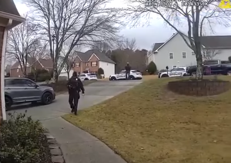 裸體偷車賊身上僅圍枱布 遭警追捕一絲不掛落網(有片)