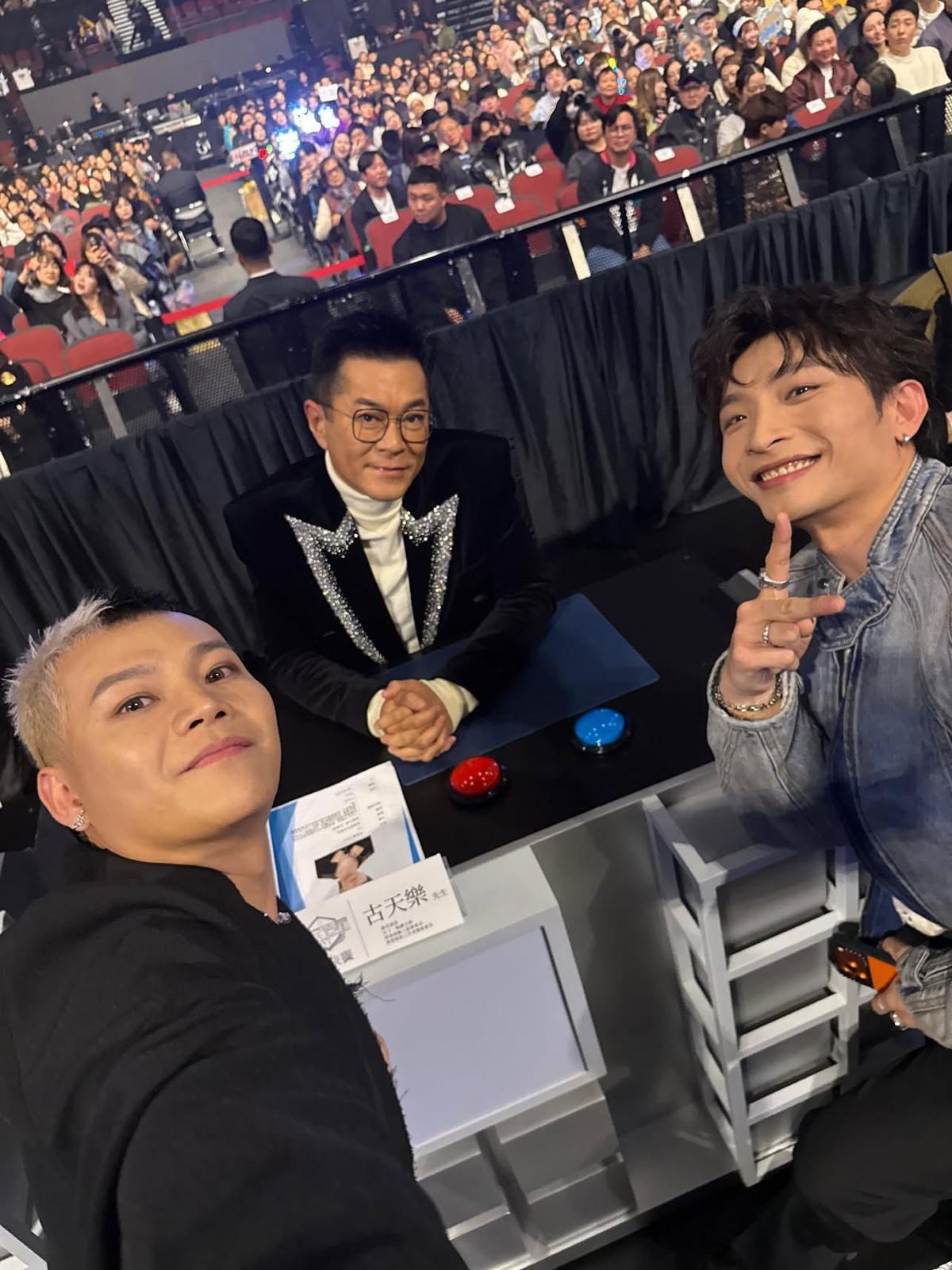 阿Dee和保錡在《全民造星VI》總決賽訪問古天樂,公開向項少龍索取簽名。(IG@deegorhkwa))