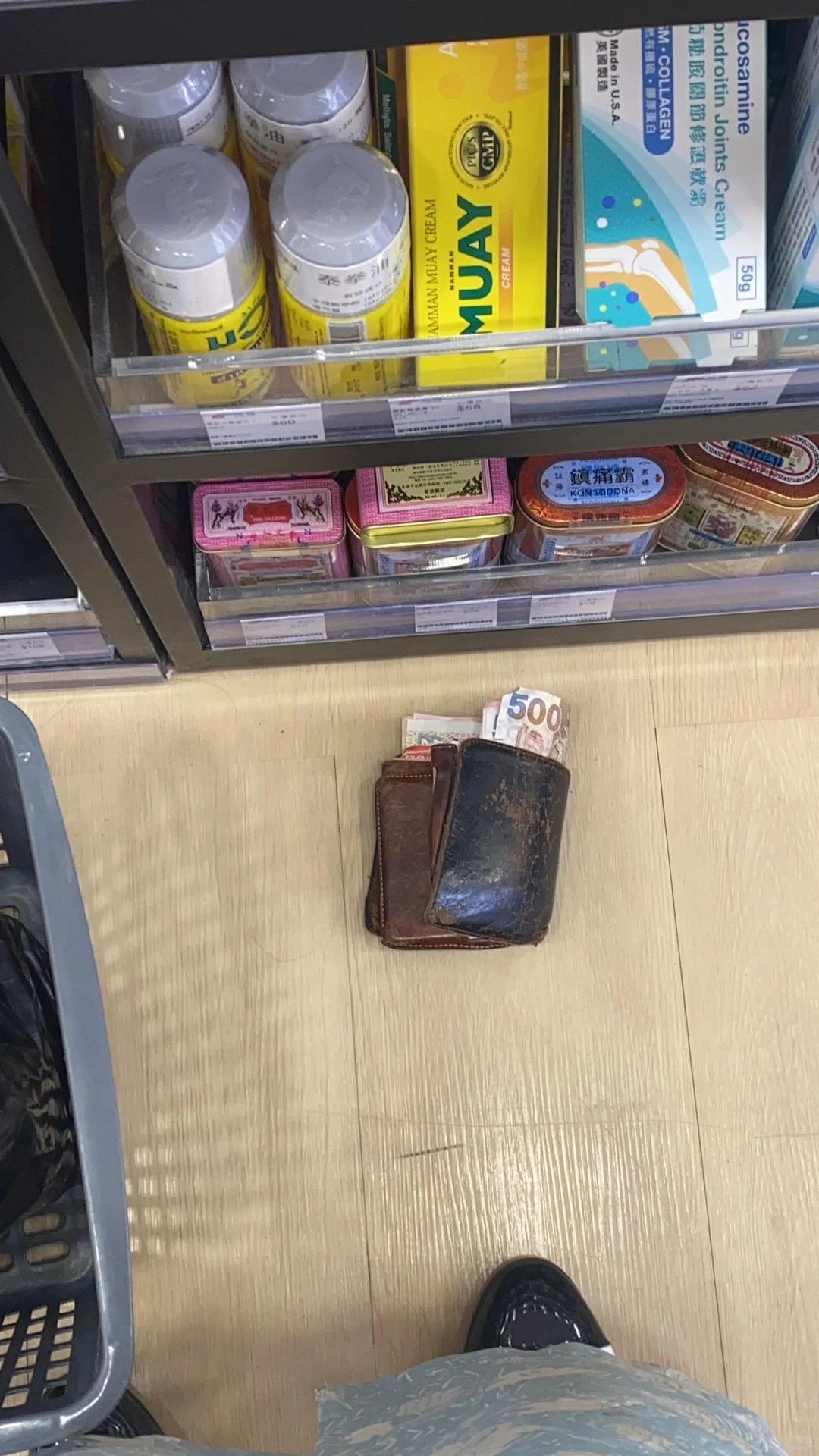 有網民發帖稱在一間大型連鎖藥房購物時遇到可疑事件,懷疑險陷入「撿錢包反被誣陷偷錢」騙局。(facebook群組「紅磡黃埔社區藍圖」)