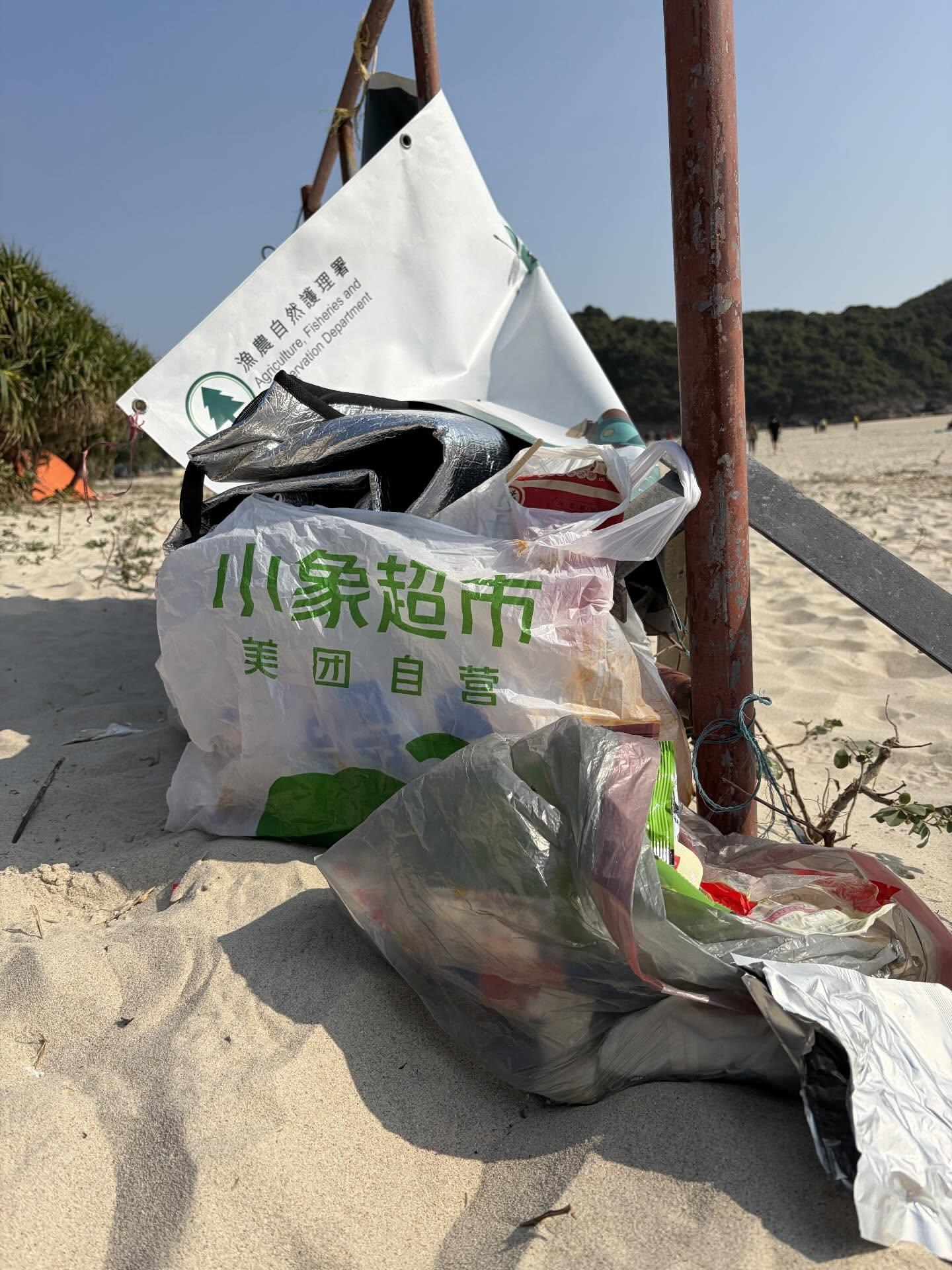 從圖片可見,西貢鹹田灣一帶遺棄大量垃圾。(Threads)