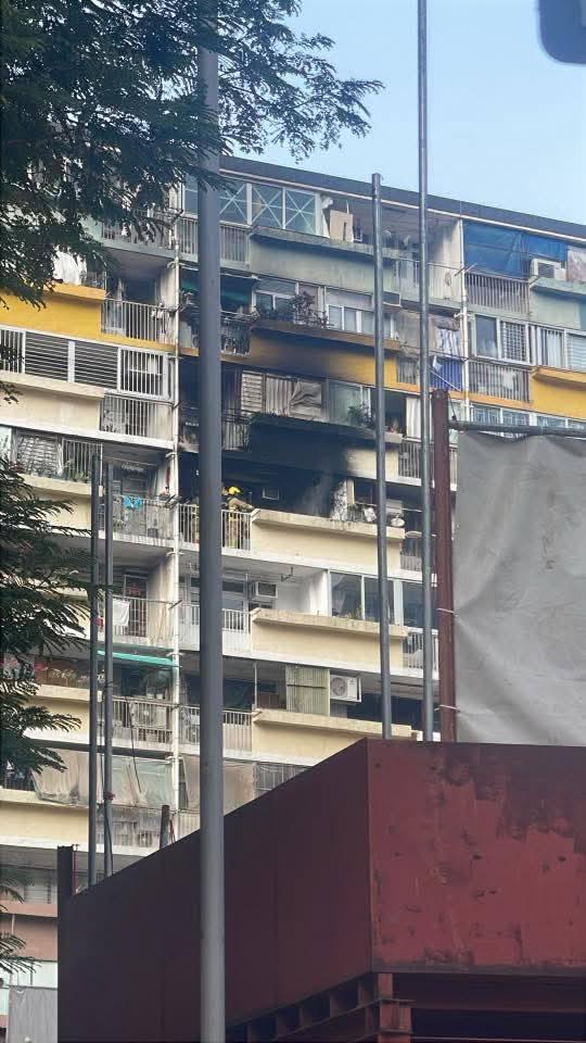 筲箕灣明華大廈發生火警。(fb「香港交通突發報料區突發事故資迅谷: 點只係交通咁簡單 」圖片)