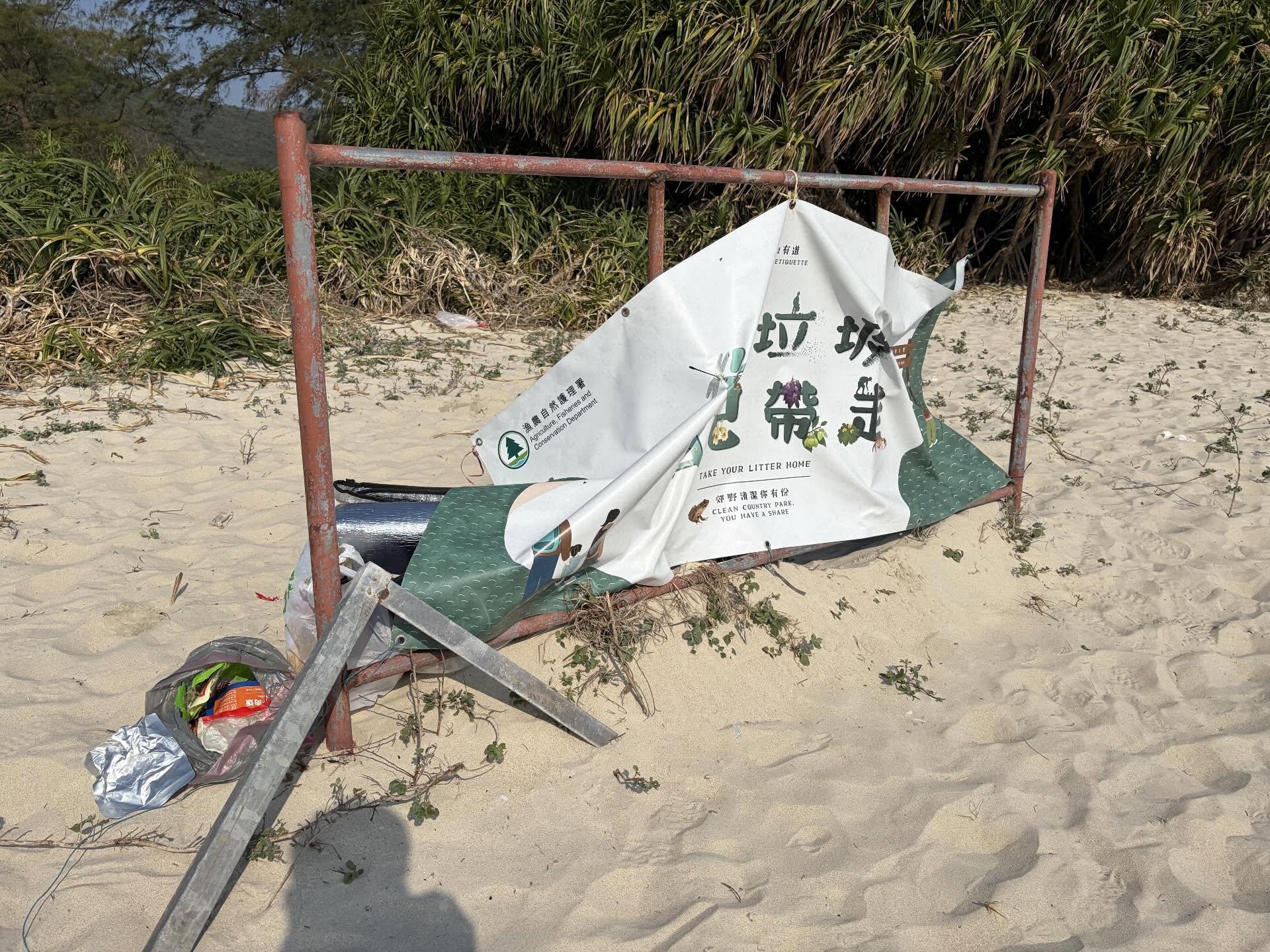 從圖片可見,西貢鹹田灣一帶遺棄大量垃圾