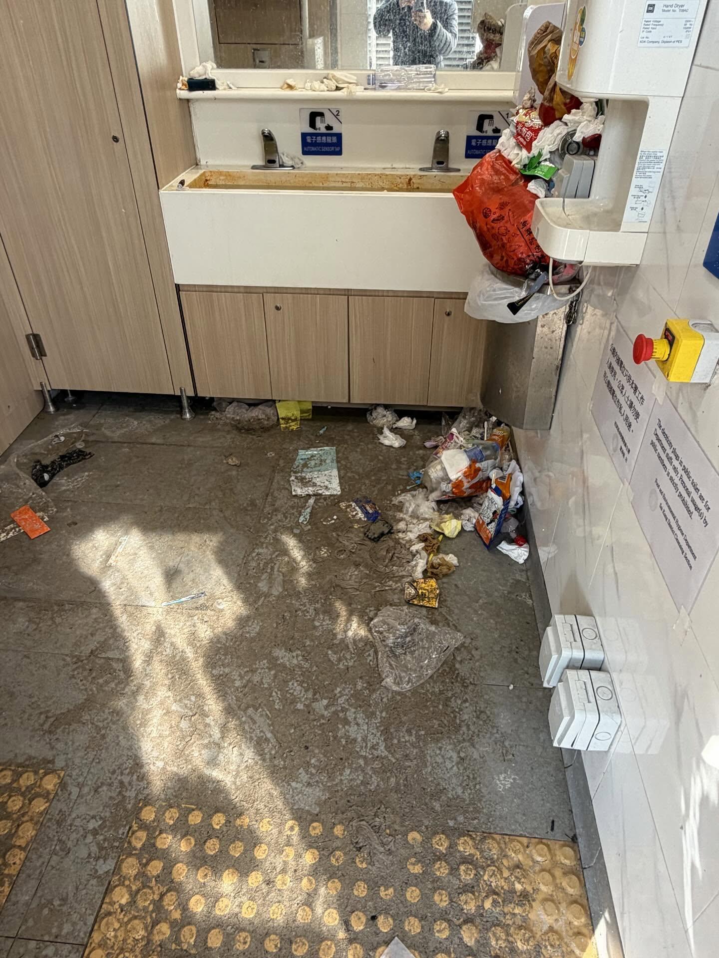 咸田公廁的衞生情況更不堪入目。(Threads)