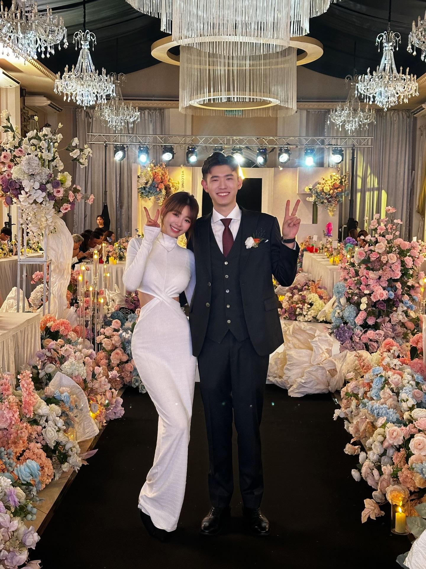林明禎盛裝出席幼弟婚禮,姊弟笑容一樣燦爛。
