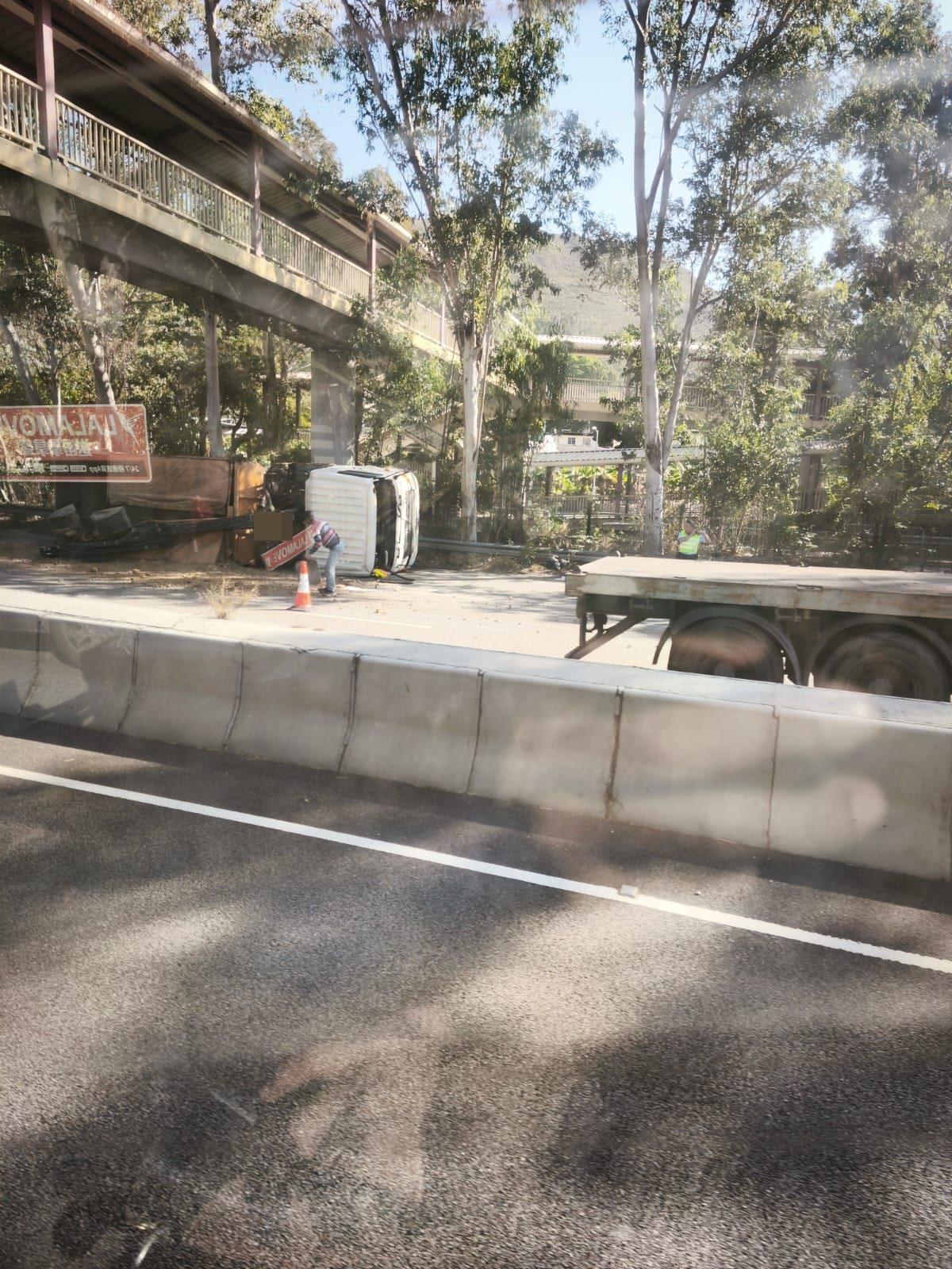 新田公路發生車禍。(fb「車cam L(香港群組)」圖片)