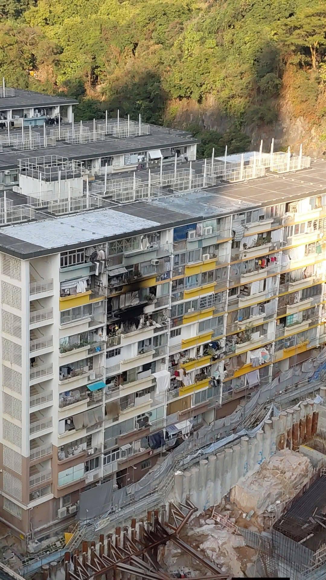 筲箕灣明華大廈發生火警。(fb「香港交通突發報料區突發事故資迅谷: 點只係交通咁簡單 」圖片)