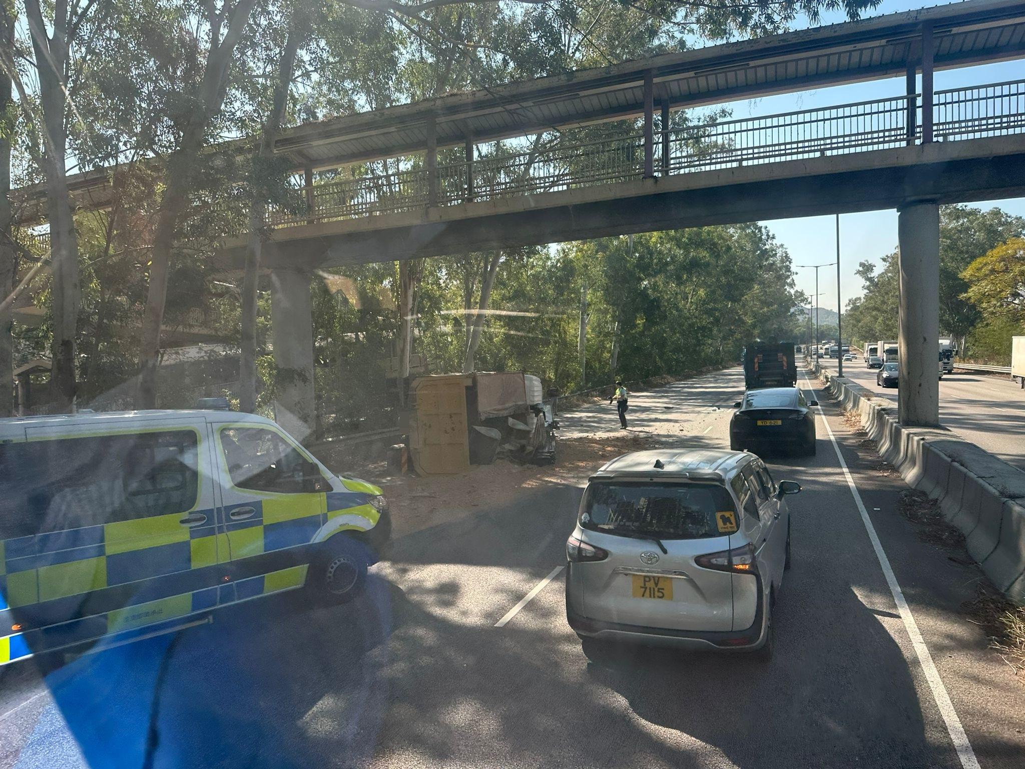 新田公路發生車禍。(fb「車cam L(香港群組)」圖片)