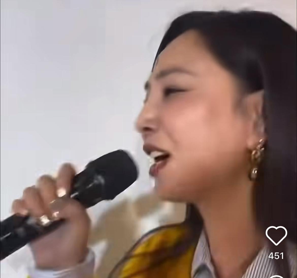 隨後Yumiko食住個勢向坐埋一邊的黃宗澤落手。