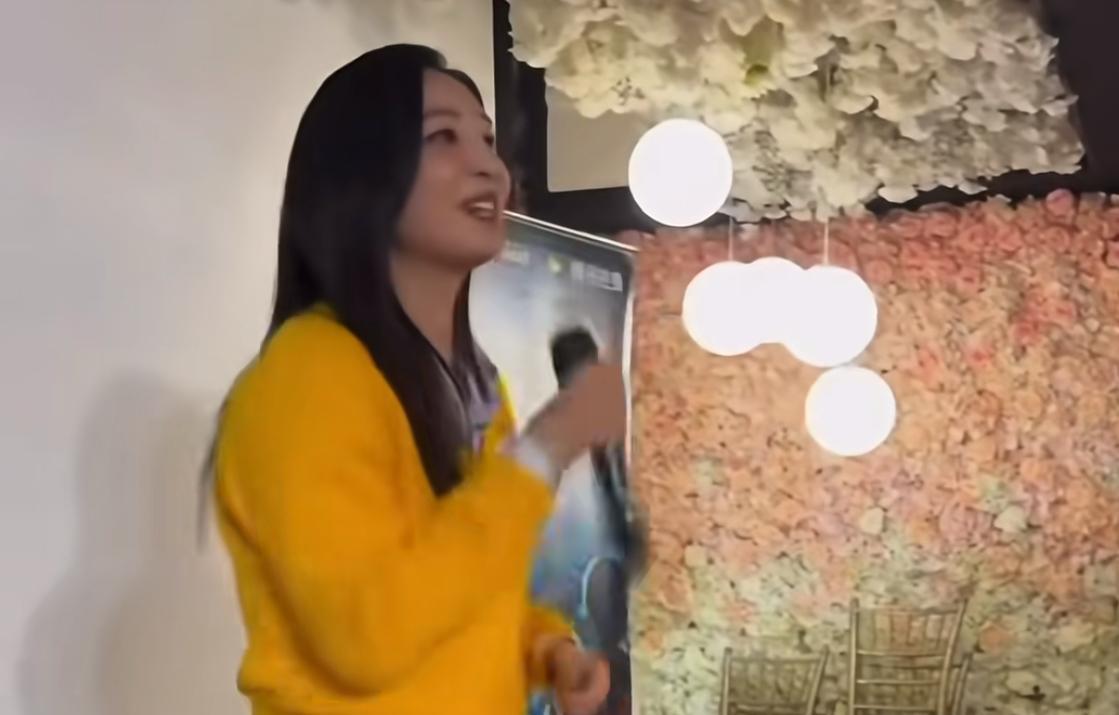 Yumiko鄭希怡上台唱首本名曲《相對濕度》。