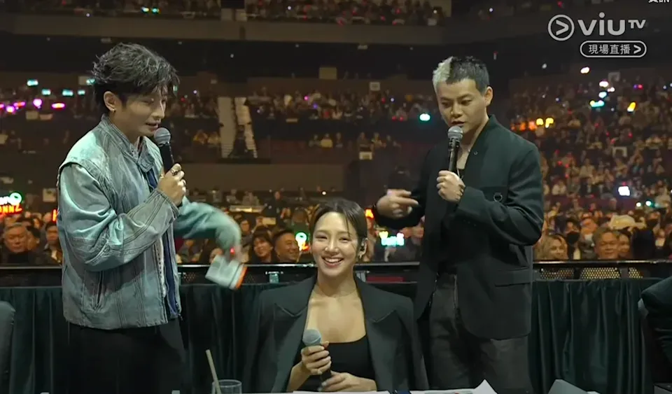 保錡以港式英語訪問孝淵,全場爆笑,但被網民指失禮和場面尷尬。