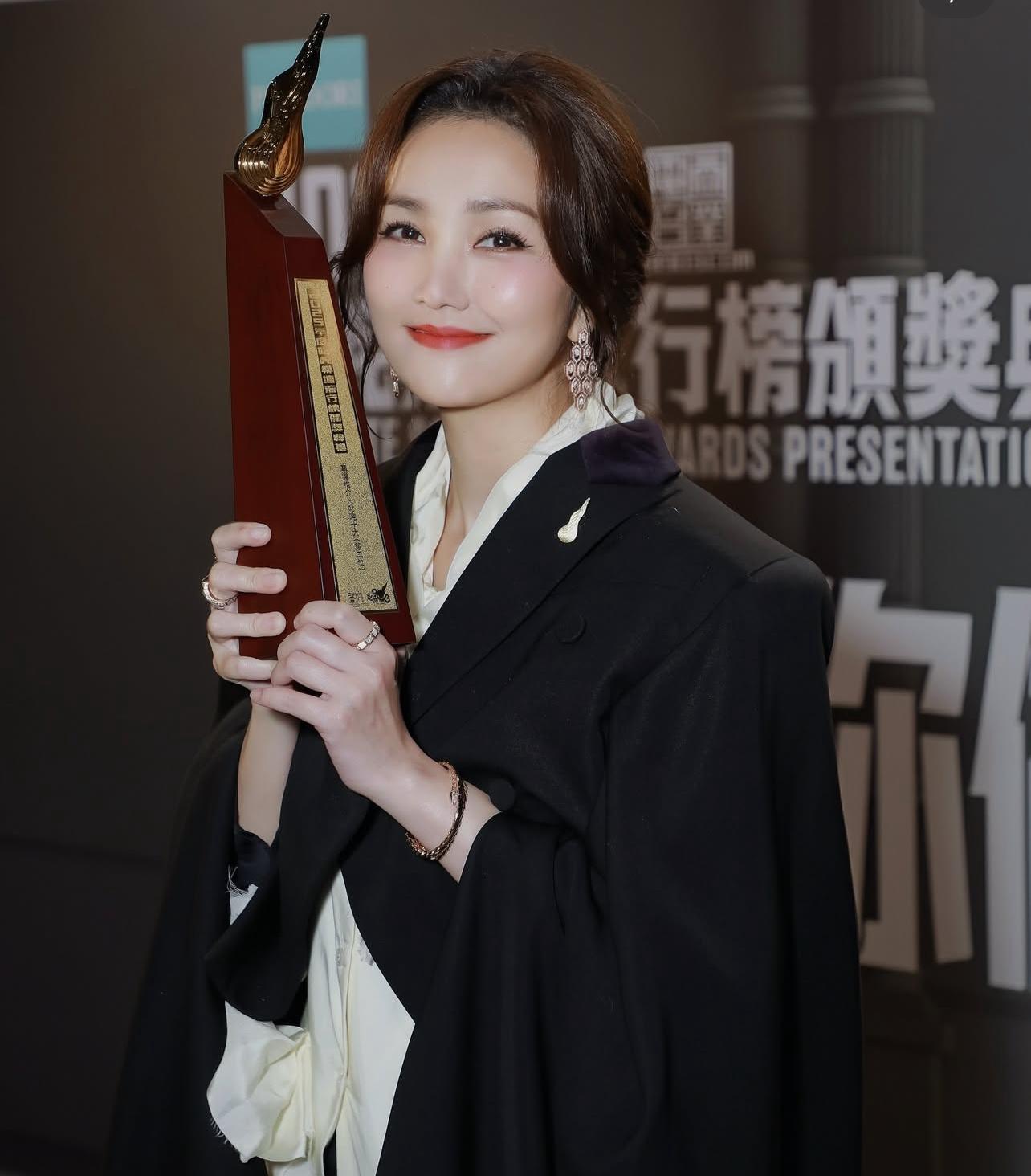 謝安琪在叱咤頒獎禮獲獎,在後台受訪時一度爆喊。(IG@kaytse)