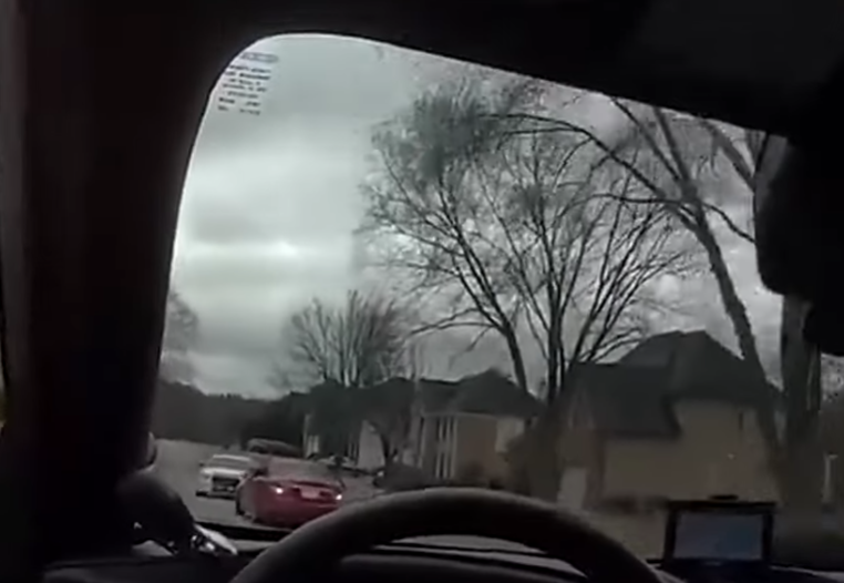 裸體偷車賊身上僅圍枱布 遭警追捕一絲不掛落網(有片)