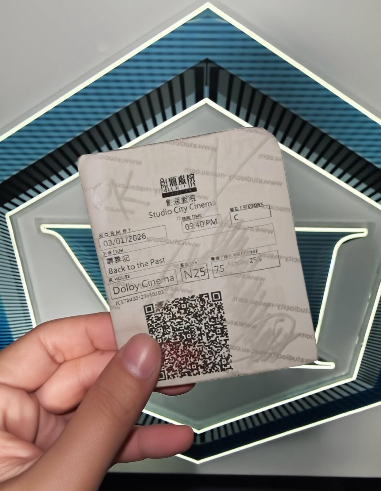 保錡在社交平台上載項少龍的簽名戲票。