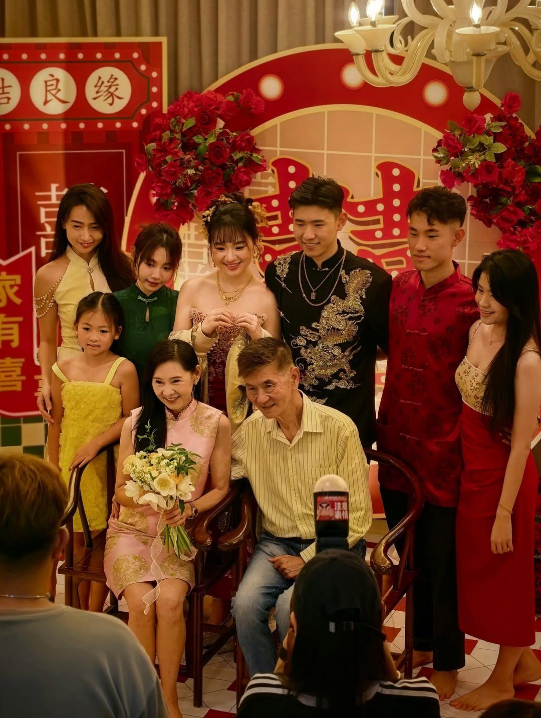 林明禎盛裝出席幼弟婚禮時大合照。