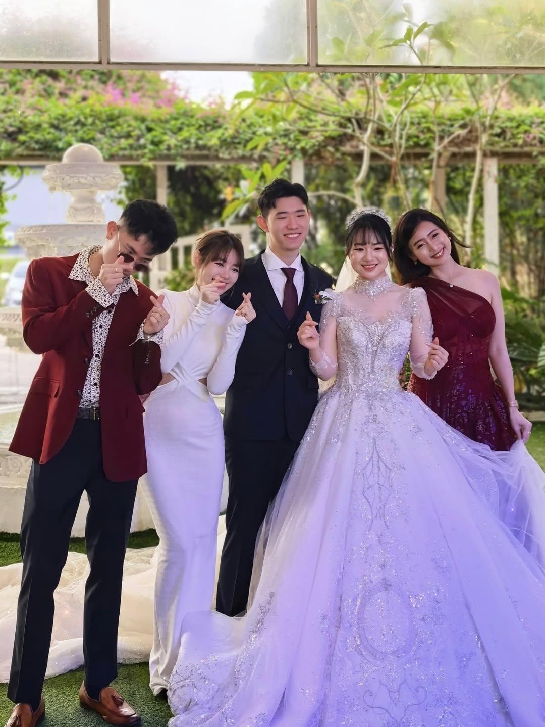林明禎盛裝出席幼弟婚禮時大合照。