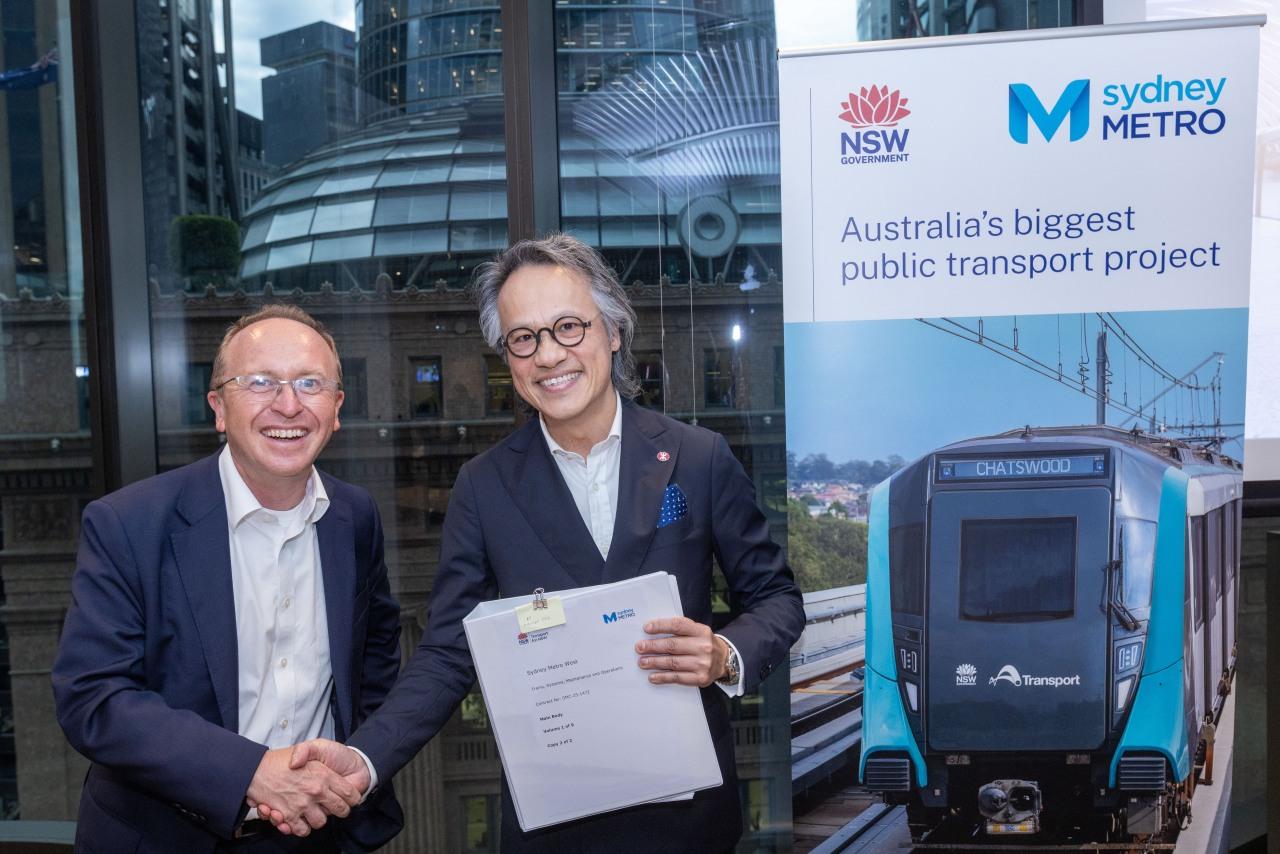 悉尼地鐵行政總裁 Peter Regan(左)與港鐵總經理—業務拓展任百年簽署合約。(港鐵提供)