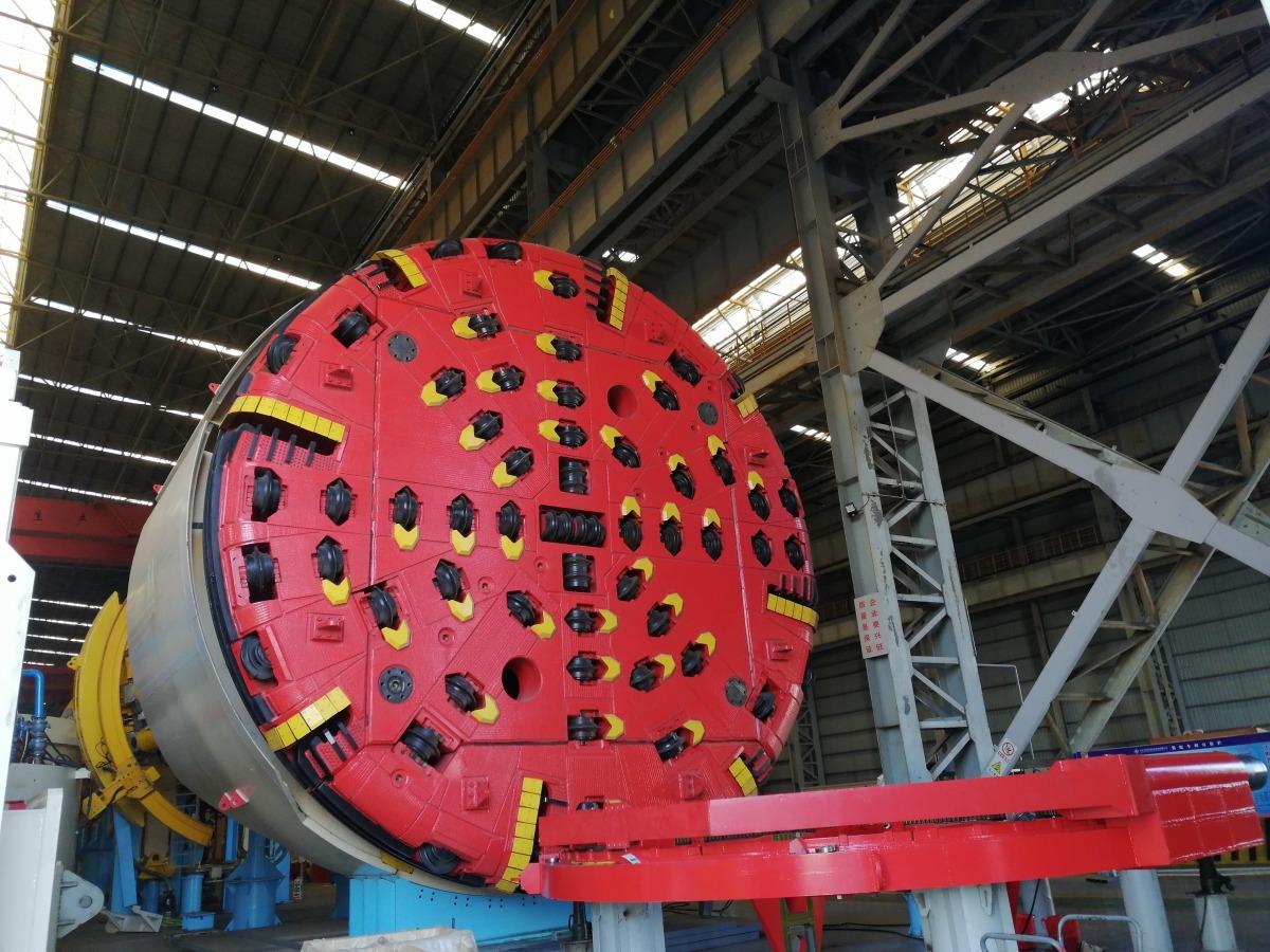 天山勝利隧道使用的掘進機長超過280米,重超過2,900噸,刀盤直徑8.43米,如同一隻地下蛟龍。(網上圖片)