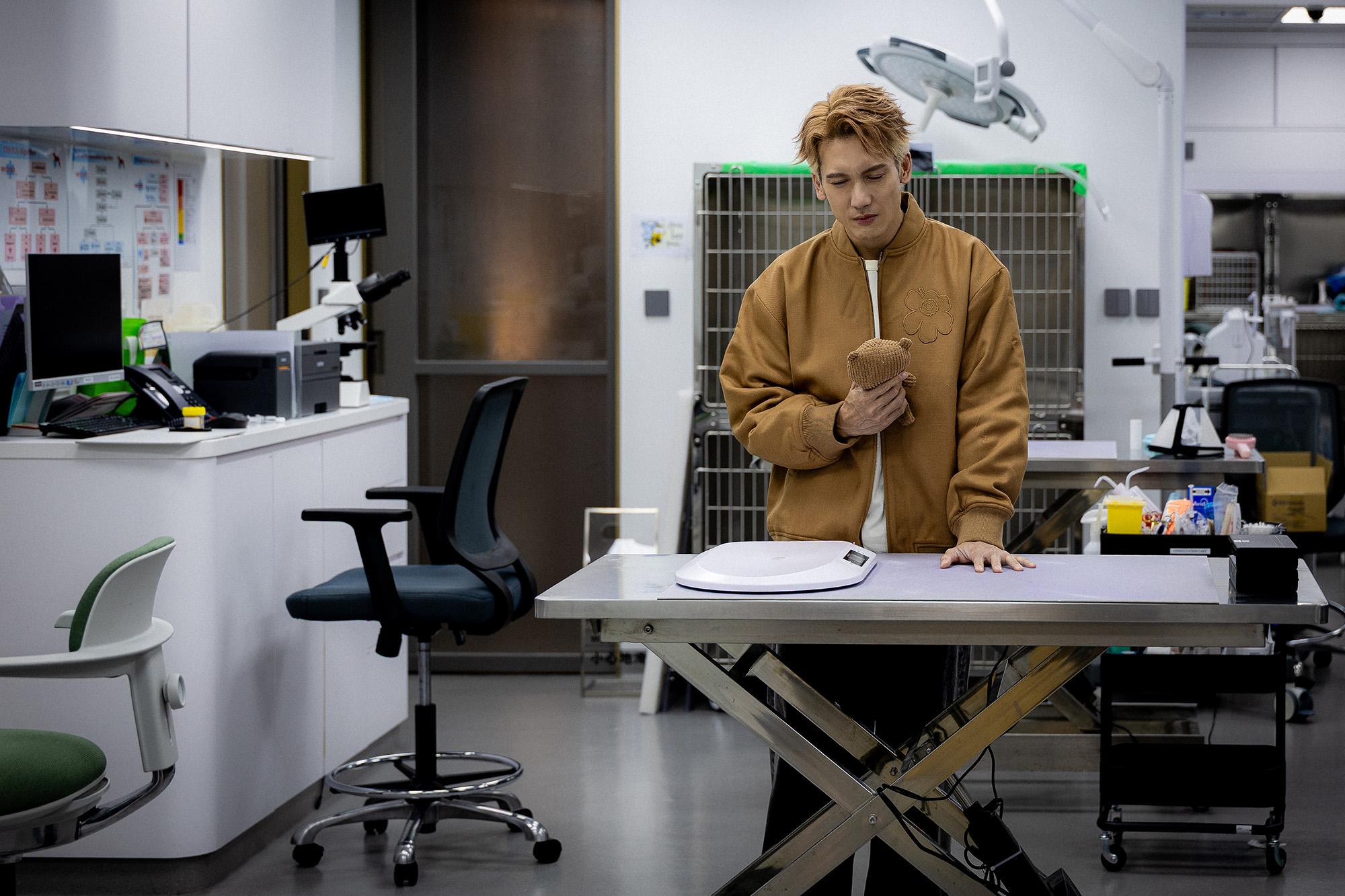 MV最後講到狗仔離開,Kenny亦有所感觸。