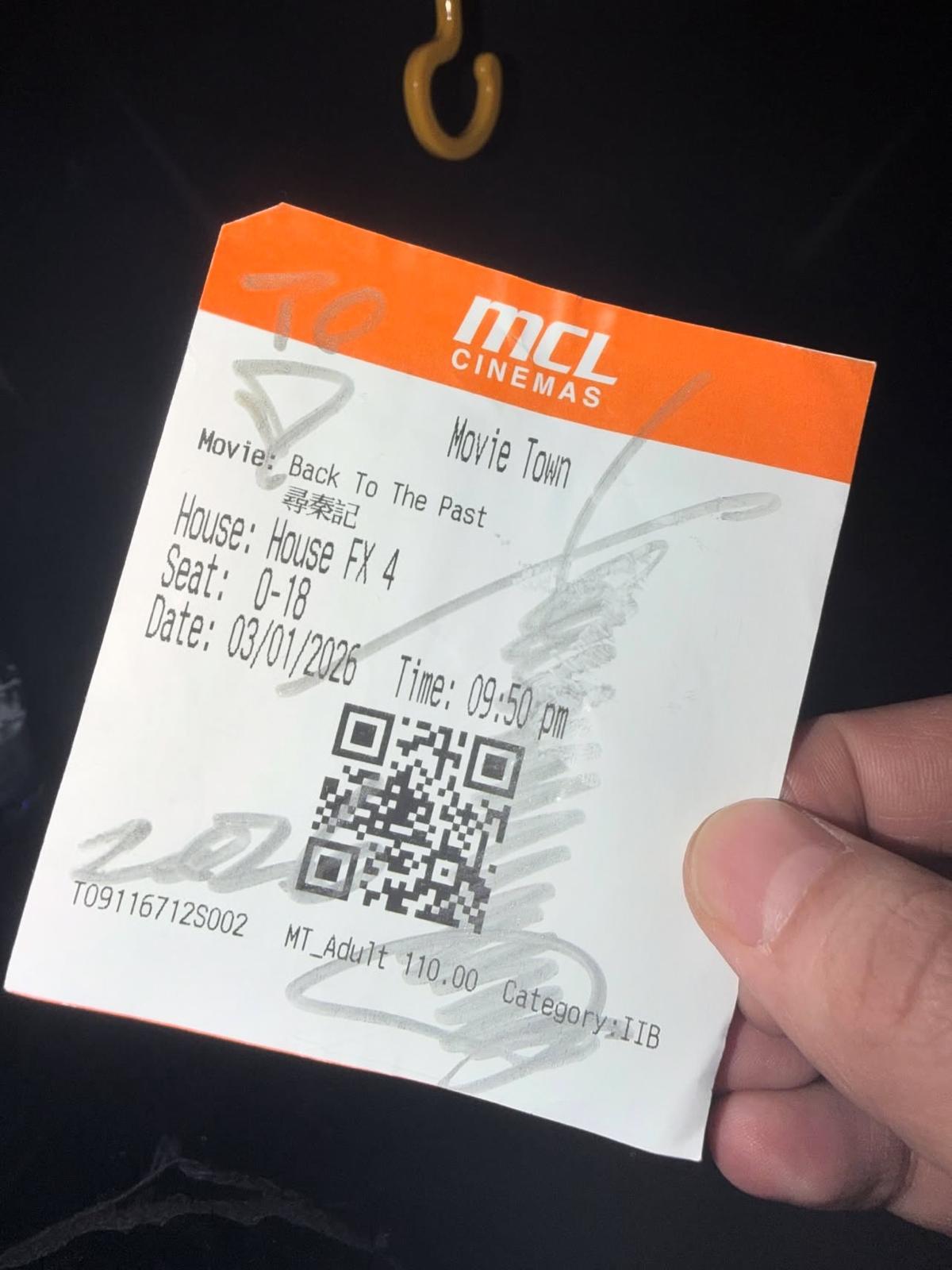 阿Dee和保錡在《全民造星VI》總決賽訪問古天樂,公開向項少龍索取簽名。(Threads@deegorhkwa)