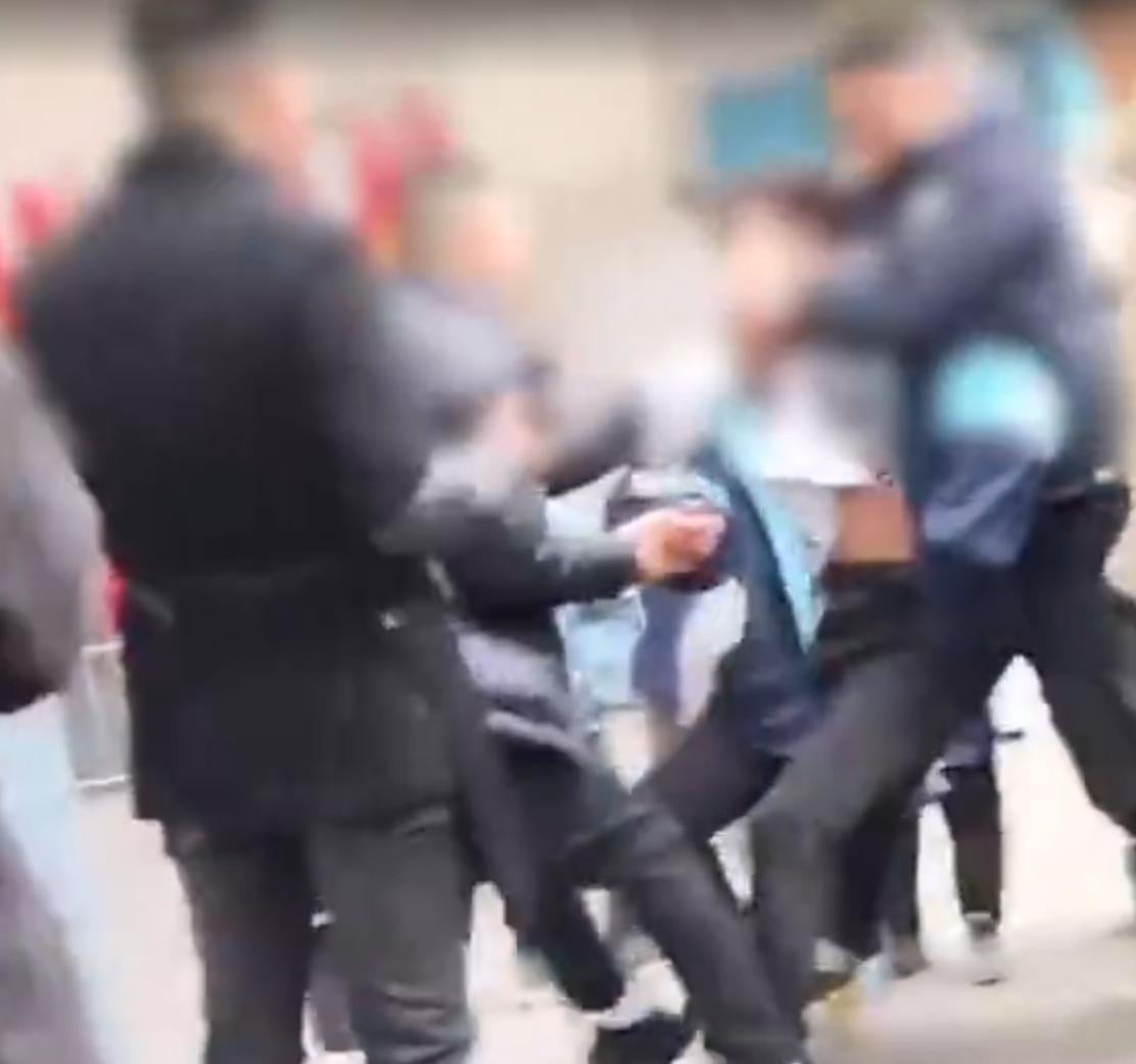 重慶一名老師從後拖行學生。（影片截圖）