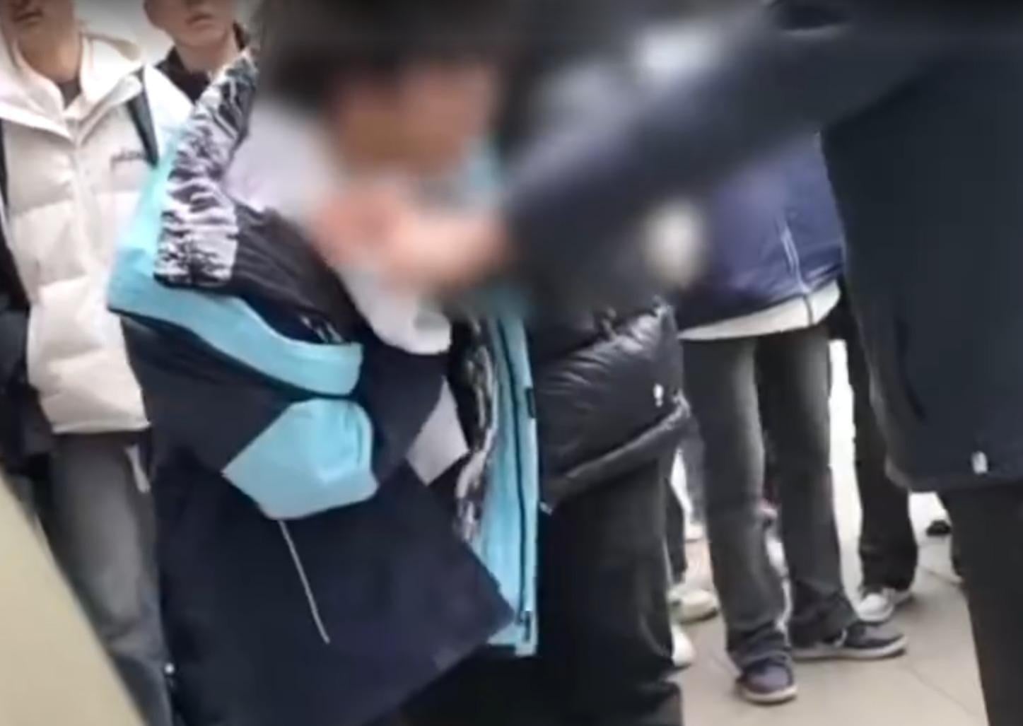 重慶一名老師涉嫌粗暴對待學生。（影片截圖）