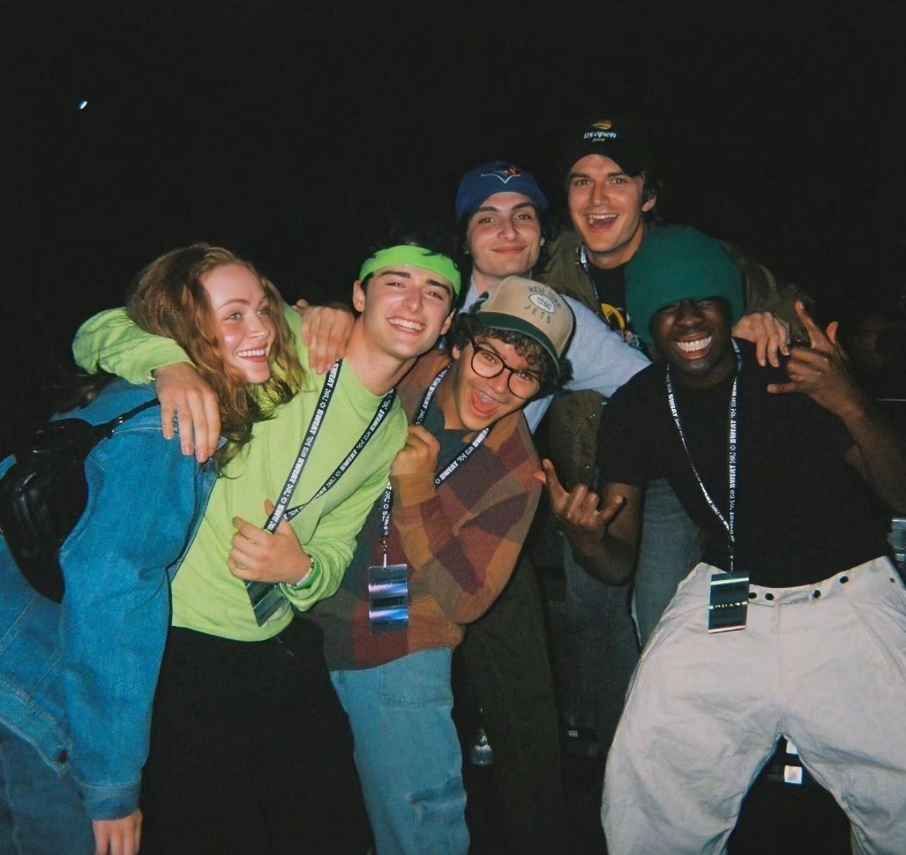 《怪奇物語》幾位主角均分享合照懷念一番。