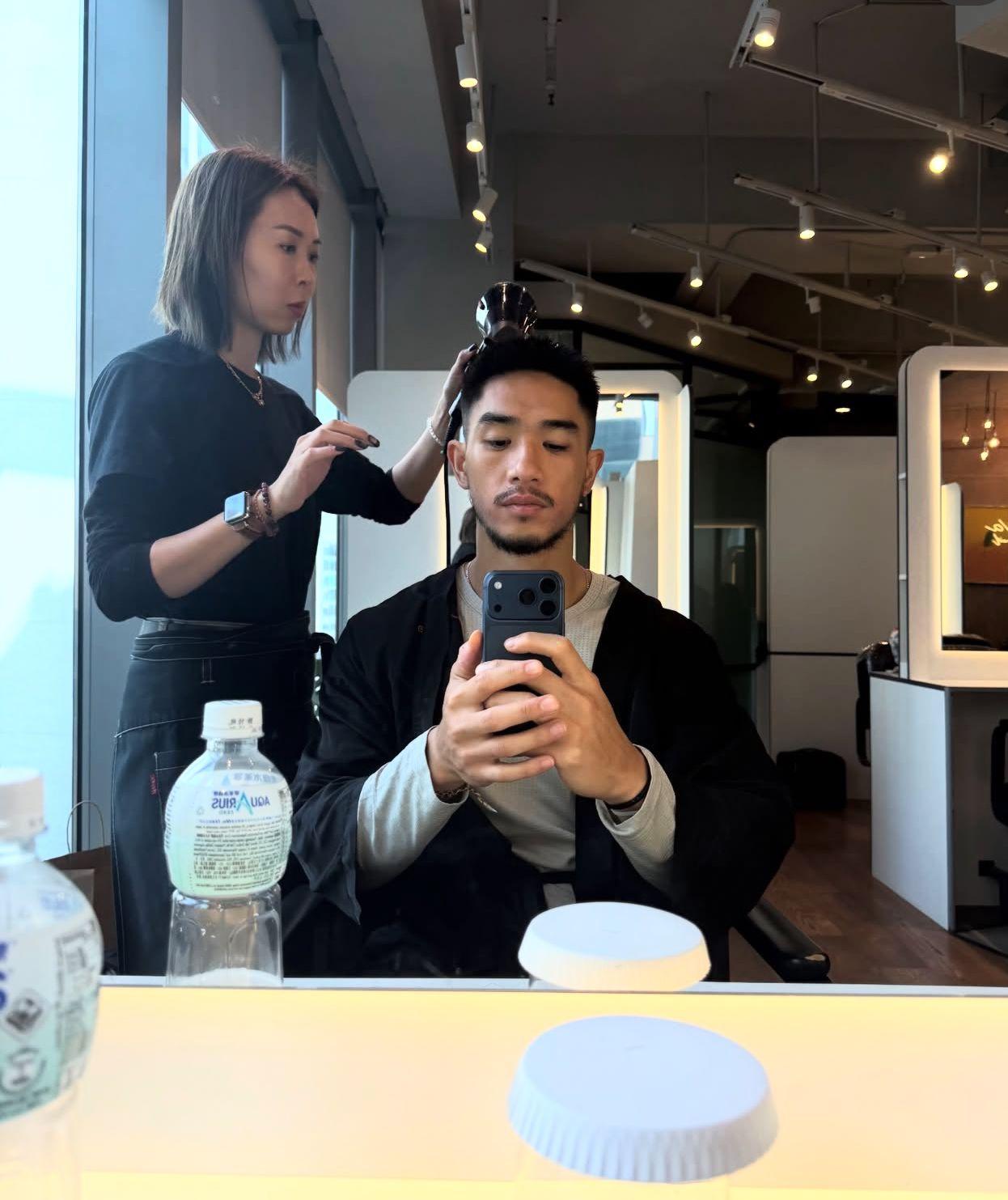 Lynus拍下剪髮過程於網上分享。