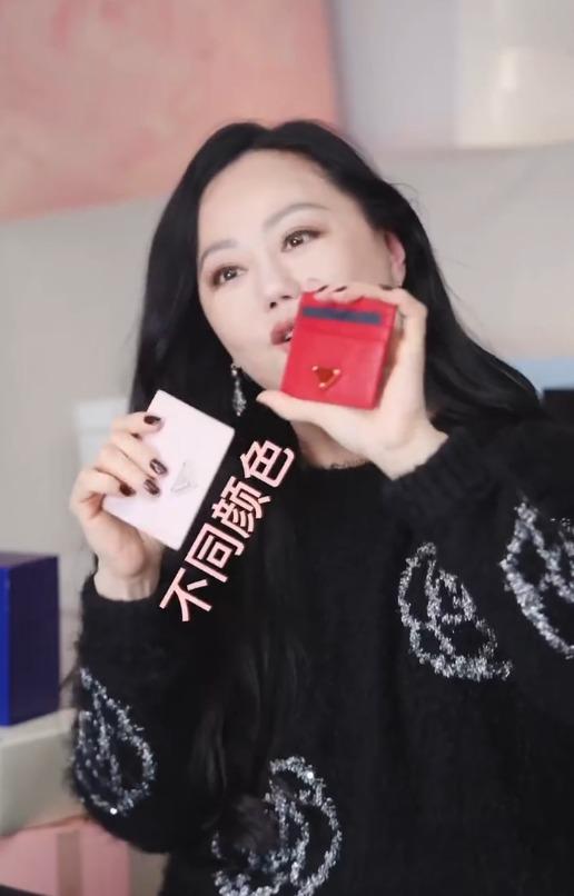 章小蕙展示不同顏色的卡片套。(章小蕙小紅書)