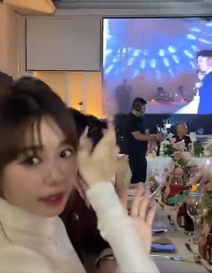 林明禎親手把兩名弟湊大,看到幼弟結婚,不禁感動落淚。