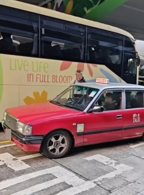 一名金毛男子連環拳毆的士司機。(fb「車cam L(香港群組)」圖片)