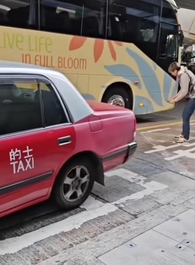 一名金毛男子連環拳毆的士司機。(fb「車cam L(香港群組)」圖片)