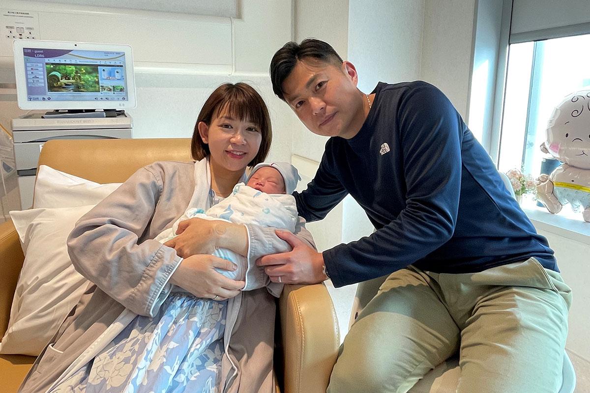 何生何太的兒子成為今年「搶閘」出生的元旦嬰兒。(中大醫院提供)