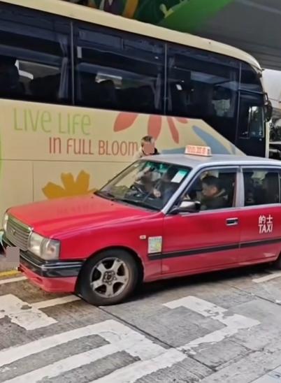 一名金毛男子連環拳毆的士司機。(fb「車cam L(香港群組)」圖片)