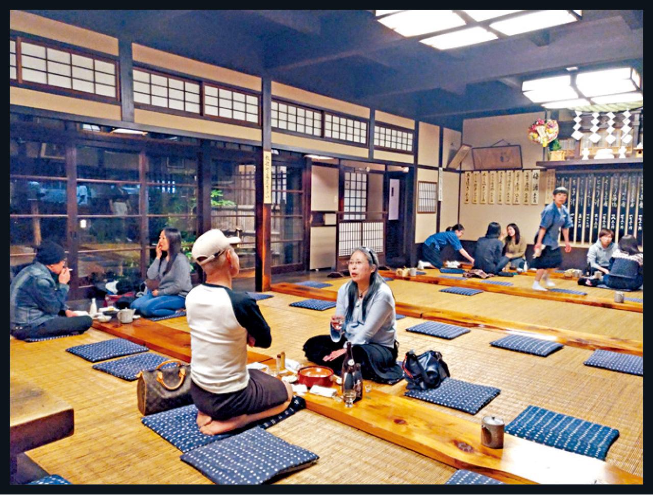 地面一層沿用江戶時代席地而坐的榻榻米座位,怕腳痺的話,可到有桌椅的地庫慢慢歎。