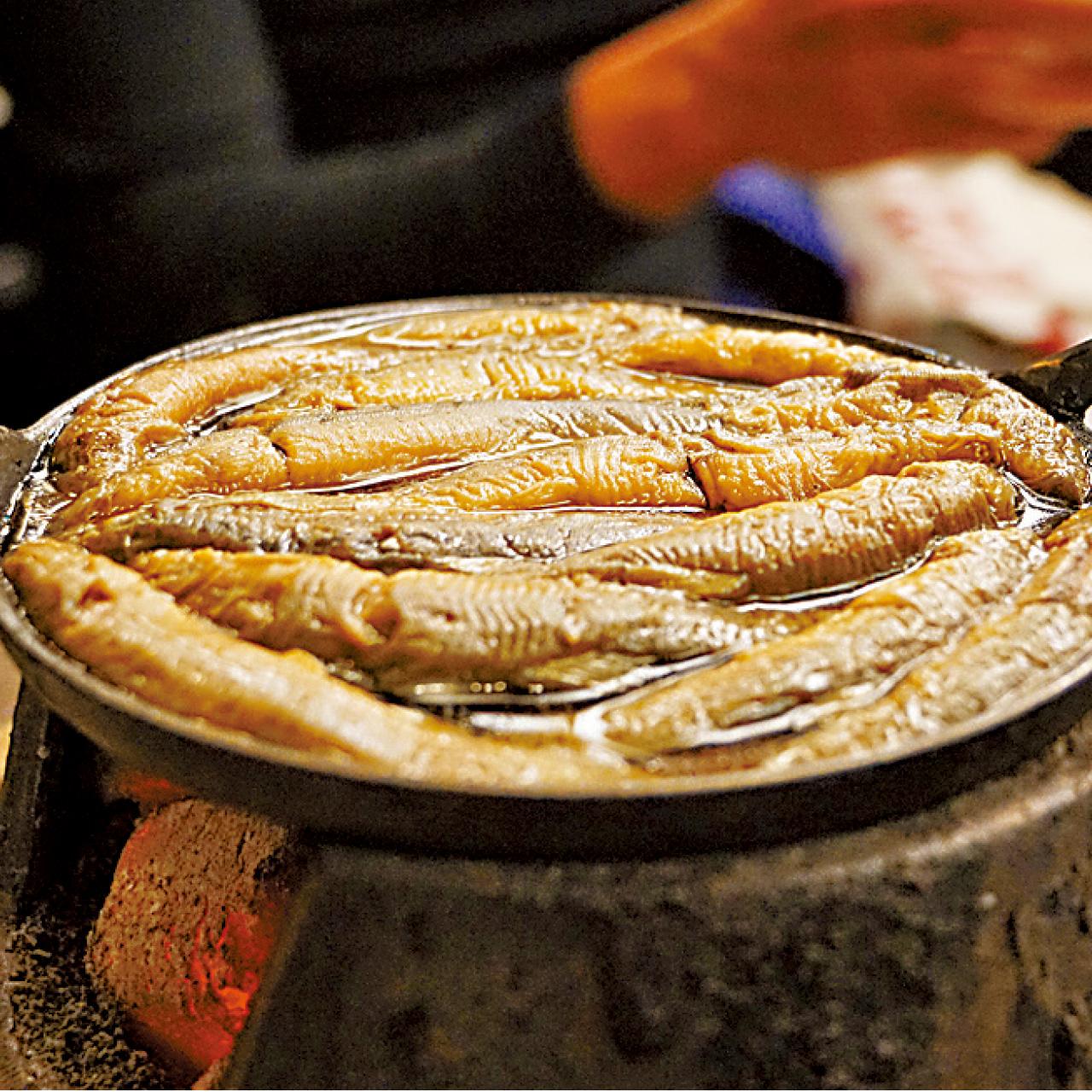 泥鰍火鍋以薄身陶鍋烹煮,看來的確跟柳川鍋有點相似。(1,750円)