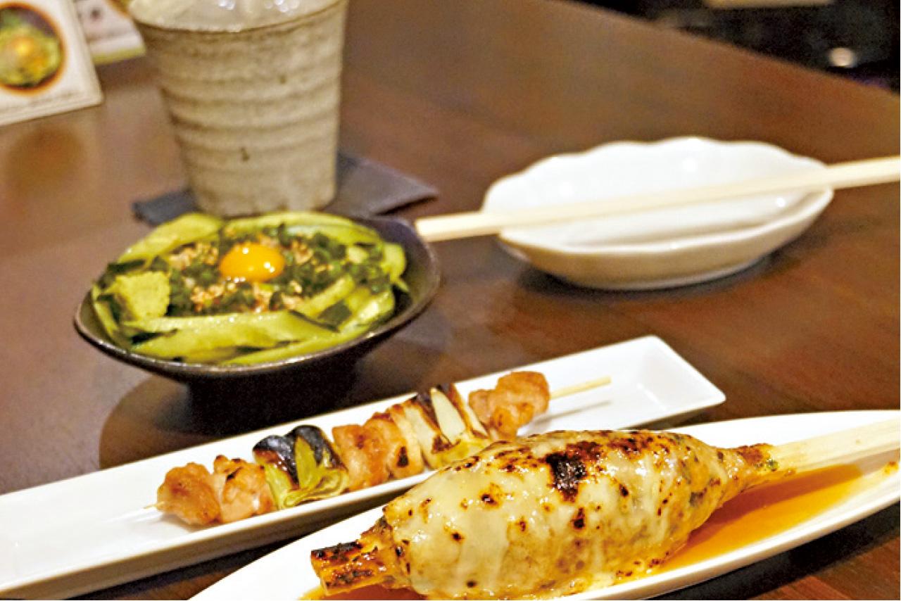 有兩個嬰兒拳頭般大的雞軟骨肉串,啖啖肉之餘還帶有豐富的香草味,相當吸引。(280円)