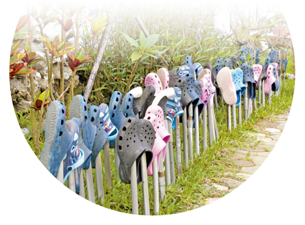民宿很貼心,為遊潮間帶的朋友預備了色彩繽紛的膠鞋。