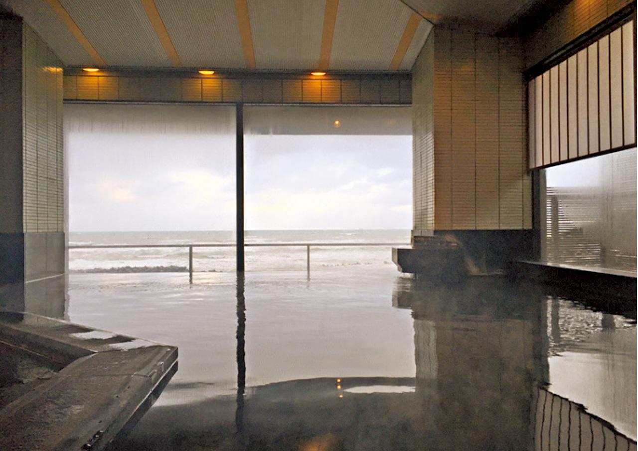 游水亭いさごや的溫泉,座擁日本海景色。