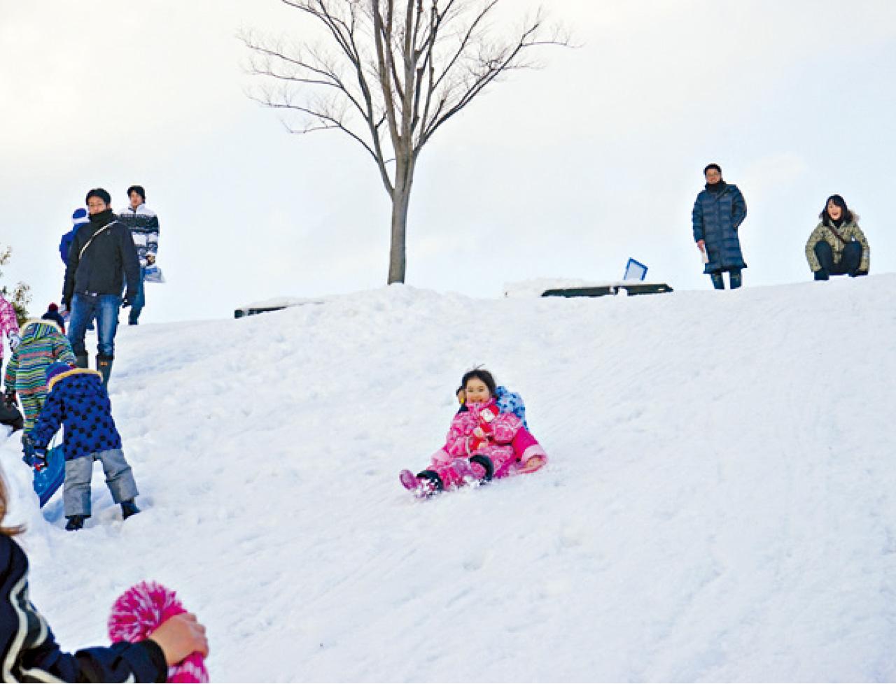 山形冰雪節是老幼咸宜的活動,小朋友玩得歡天喜地。