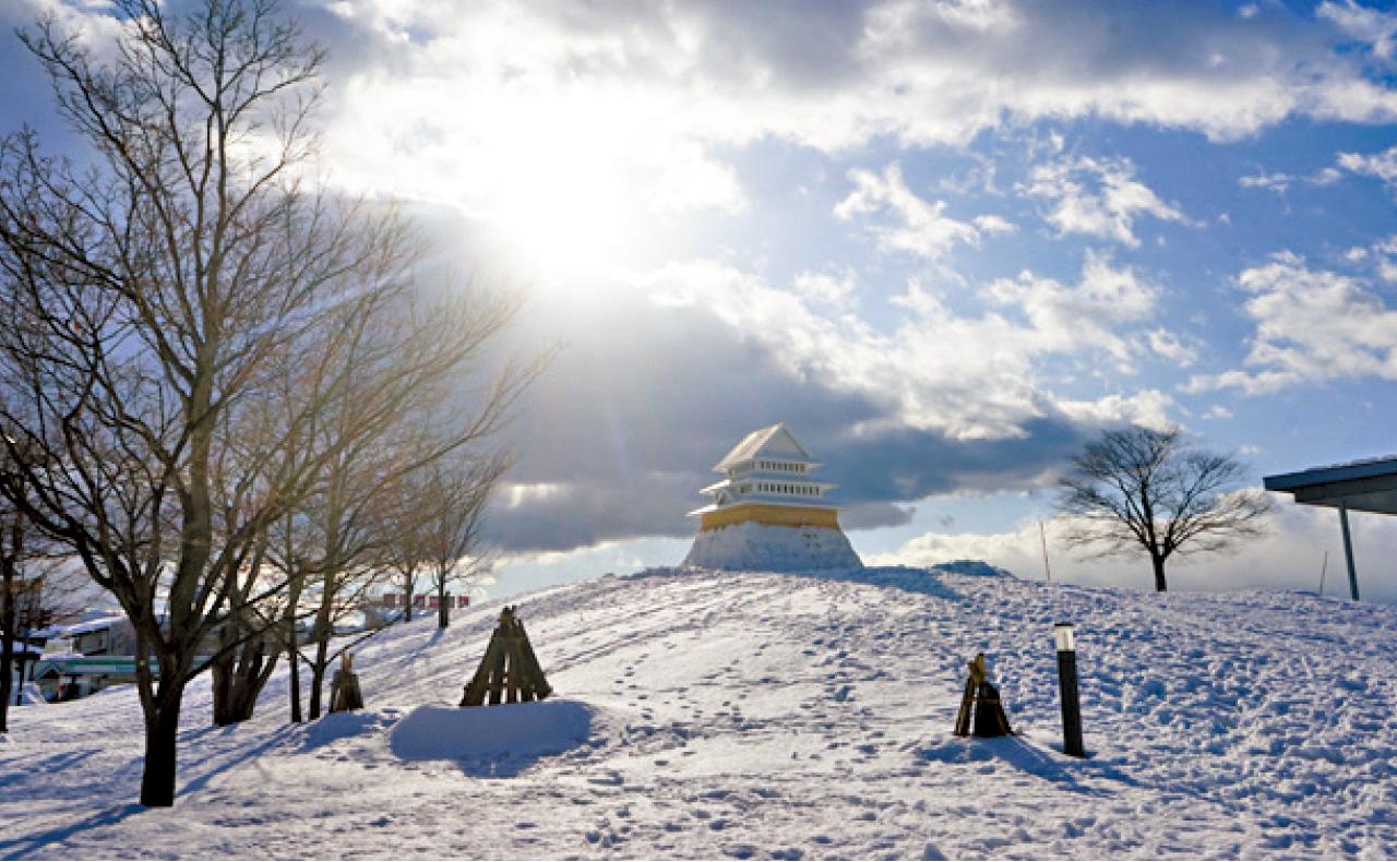上杉神社前方的米澤市上杉博物館,有一美麗小山丘,下雪後更見迷人。